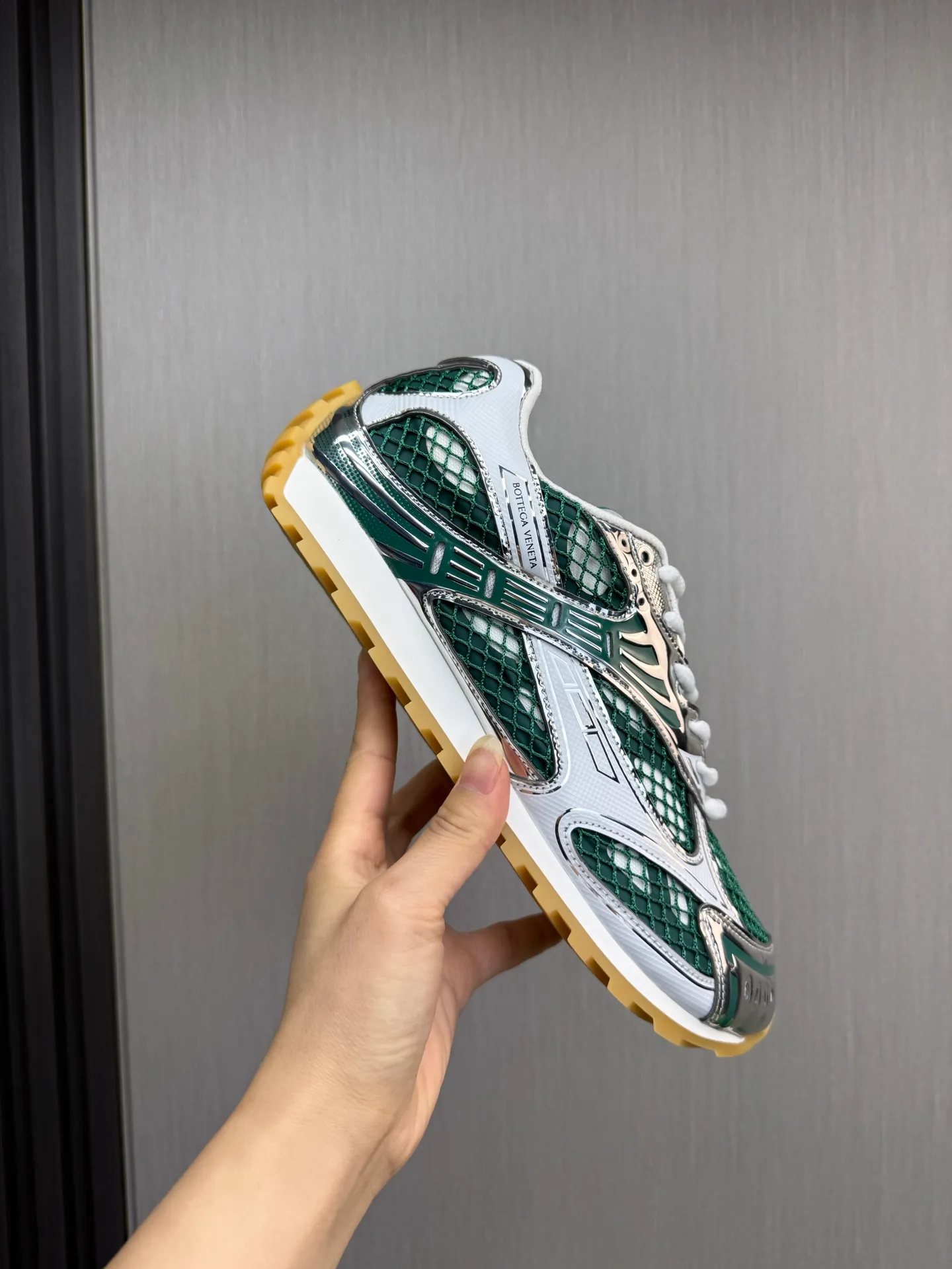 Men's men's shoes 💰620💰 BV top version 𝘽𝙊𝙏𝙏𝙀𝙂𝘼 𝙑𝙀𝙉𝙀𝙏𝘼 Orbit sneakers Wang Yibo same style couple style dad shoes 🩷💚 Runner sneakers, made of lightweight technical mesh fabric. Features a geometric patterned rubber outsole. Pay attention to the package craftsmanship ❕ High version shipping ❗️ Very nice, durable to play with and durable to make ✔️ Standard version 💯💯 The outsole is made of color-blocked TPU outsole. Women’s model 35-41 (40 41 customized) Men’s model 39-46 (45.46 customized) Equipped with original packaging